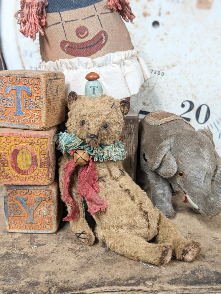 Image of 7" - old worn TAN distressed grizzly bear in ruff collar & wood "hat" by whendi's bears