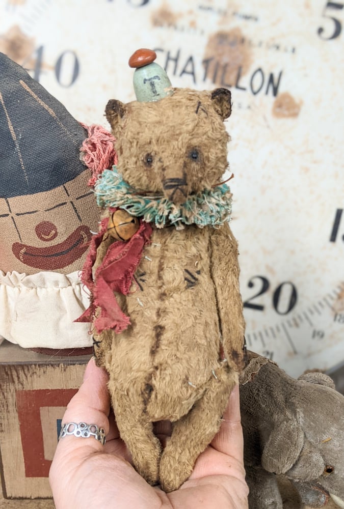 Image of 7" - old worn TAN distressed grizzly bear in ruff collar & wood "hat" by whendi's bears