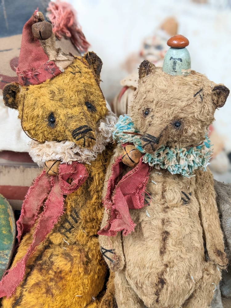 Image of 9" - old worn distressed grizzly bear in ruff collar & hat by whendi's bears