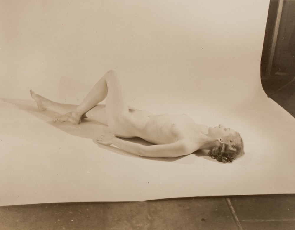 Image of Anonyme: female nude in photo studio, ca. 1960s