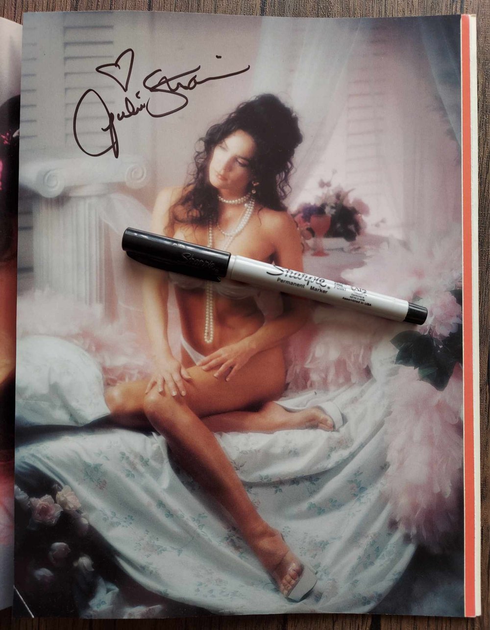 Scream Queens Illustrated Volume 1, Number 4 - SIGNED TWICE by Julie Strain +1