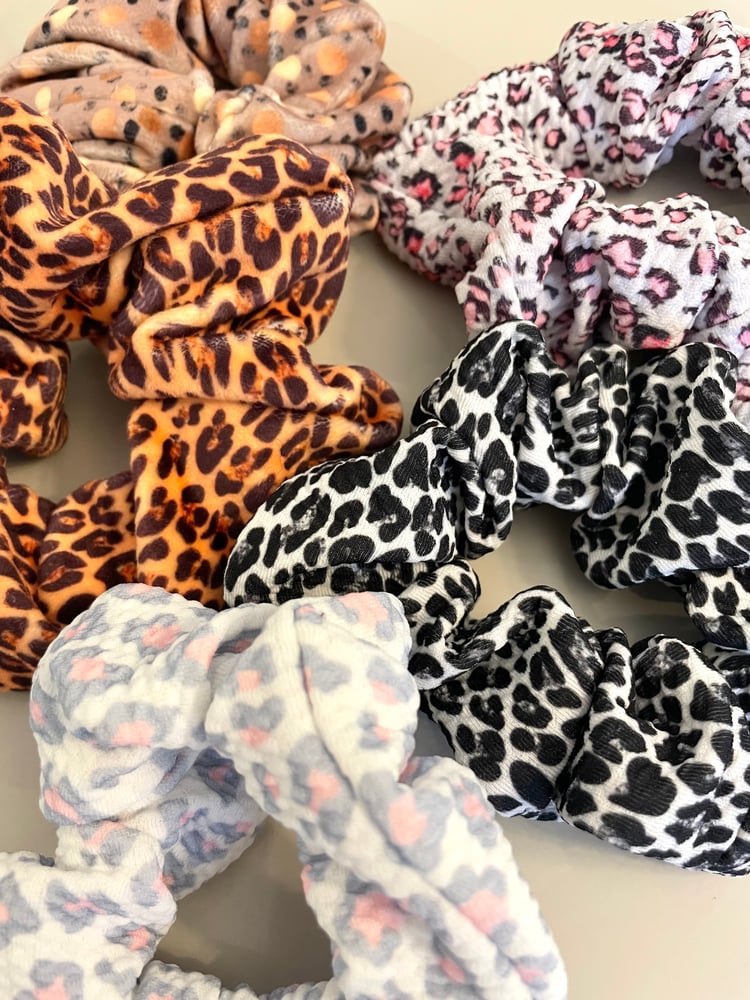 Image of Leopard print scrunchies