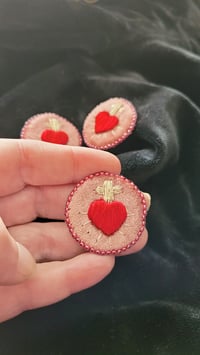 Image 4 of PINS EX VOTO COEUR ROUGE