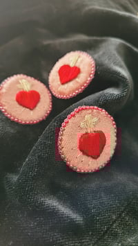 Image 1 of PINS EX VOTO COEUR ROUGE