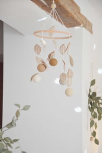 Image 1 of Mobile Boules de feutre et feuilles en laine mérinos beige et café