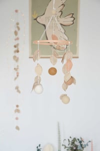 Image 3 of Mobile Boules de feutre et feuilles en laine mérinos beige et café