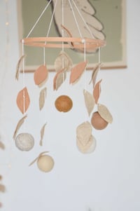 Image 5 of Mobile Boules de feutre et feuilles en laine mérinos beige et café