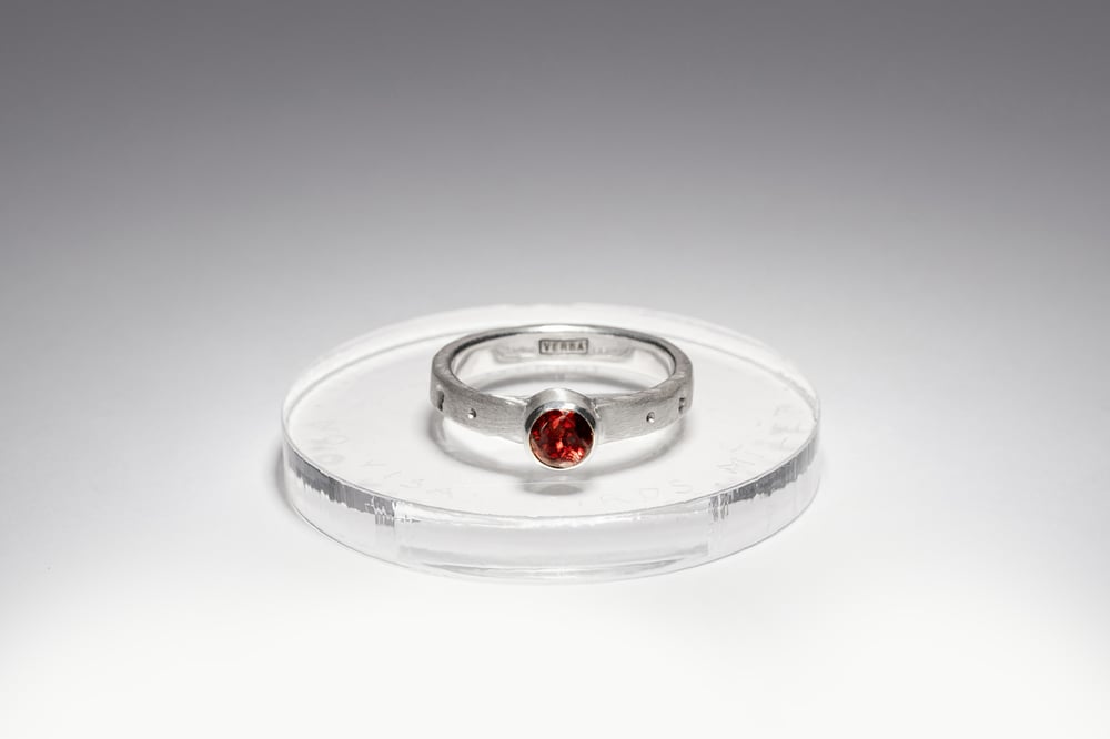 Image of "To love with all one's heart" silver ring with garnet · CORDE AMARE ·
