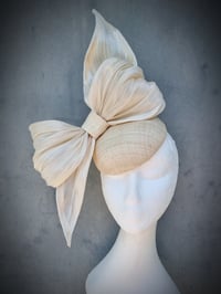 Image 3 of 'Sienna' Bow in ivory