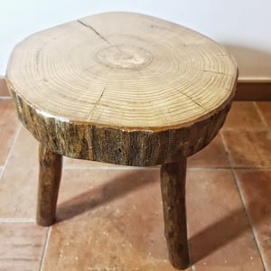 Ancien beau tabouret de traite tripode en bois 