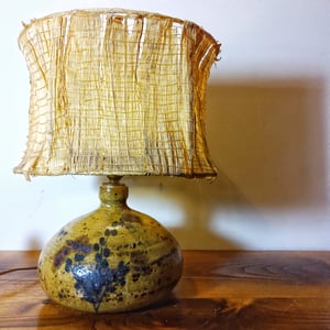 Ancienne lampe en grès pyrité abat jour en fibre circa 1950