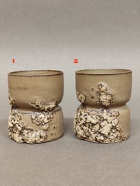 Image 1 of Tasses "sablier"  brune et texturée