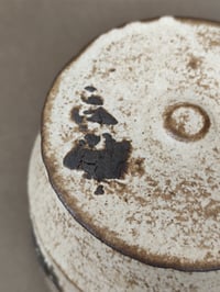 Image 2 of Petite boîte en terre noire et émail blanc crème
