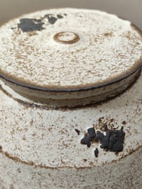 Image 4 of Petite boîte en terre noire et émail blanc crème