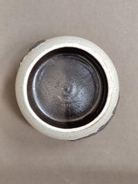 Image 5 of Petit cache-pot tacheté en grès noire