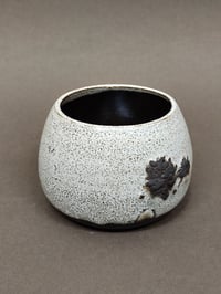 Image 3 of Petit cache-pot tacheté en grès noire