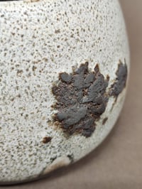 Image 4 of Petit cache-pot tacheté en grès noire