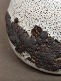 Image 2 of Petit cache-pot tacheté en grès noire