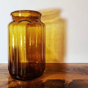Vase godronné en verre recyclé ambré