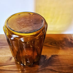Vase godronné en verre recyclé ambré