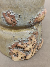Image 2 of Tasse "vestige" forme sablier, émail à la cendre de bois n°1