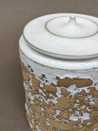Image 4 of Boîte texturée en grès et émail blanc