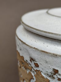 Image 3 of Boîte texturée en grès et émail blanc