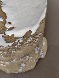 Image 2 of Boîte blanche haute à incrustation rocailleuse
