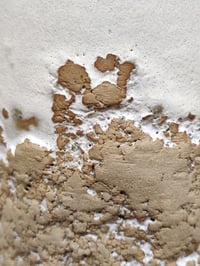 Image 4 of Boîte blanche haute à incrustation rocailleuse