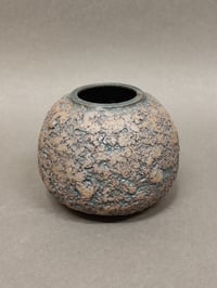 Image 1 of Vase sphérique et rocailleux en grès brun et émail bleu brillant