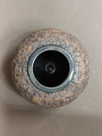 Image 3 of Vase sphérique et rocailleux en grès brun et émail bleu brillant