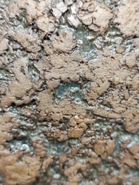 Image 4 of Vase sphérique et rocailleux en grès brun et émail bleu brillant