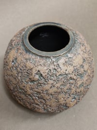Image 5 of Vase sphérique et rocailleux en grès brun et émail bleu brillant
