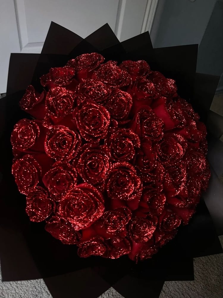 Black Glitter Roses - Black Box  Glitter roses, Glitter flowers, Black  rose bouquet