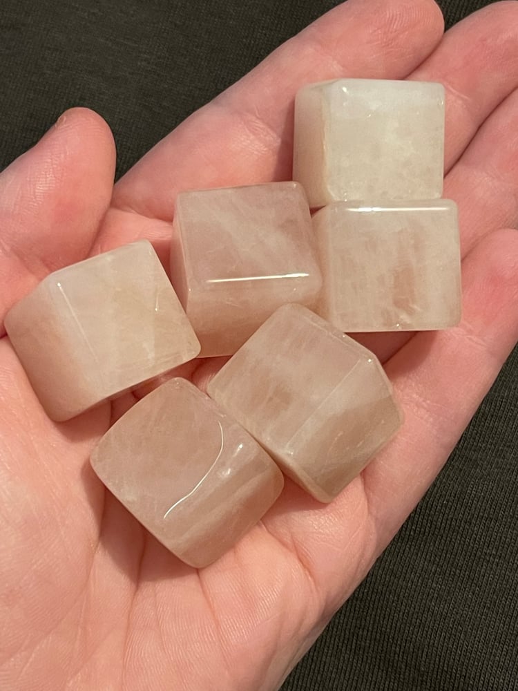 Image of Rose quartz cubes 