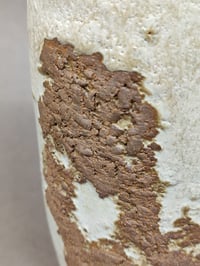 Image 3 of Haute boîte "vestige" en grès brun et émail crème