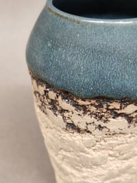 Image 4 of Petit vase en grès et émail bleu/vert