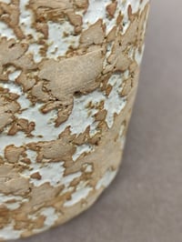 Image 5 of Haute boite texturée en grès et émail crème 