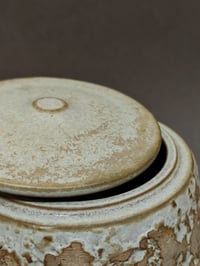 Image 4 of Haute boite texturée en grès et émail crème 