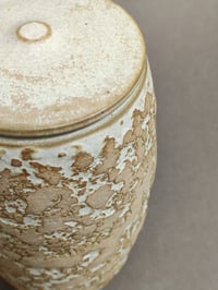 Image 2 of Haute boite texturée en grès et émail crème 