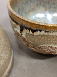 Image 3 of Petits bols texturés en grès brun et émaux bleus/bruns