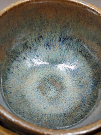 Image 5 of Petits bols texturés en grès brun et émaux bleus/bruns