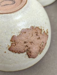 Image 2 of Petits bols texturés en grès brun et émail crème