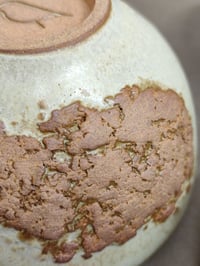 Image 5 of Petits bols texturés en grès brun et émail crème