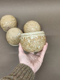 Image 2 of Petits bols boules texturés en grès et émail crème