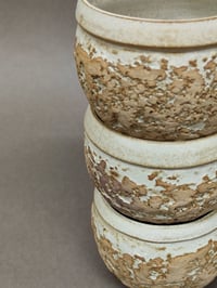 Image 4 of Petits bols boules texturés en grès et émail crème