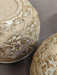 Image 5 of Petits bols boules texturés en grès et émail crème