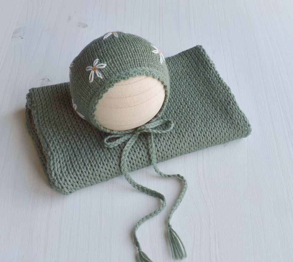 Image of Sage Daisy Embroidered Bonnet & Wrap