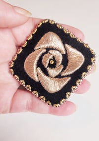 Image 1 of Broche brodée ROSA