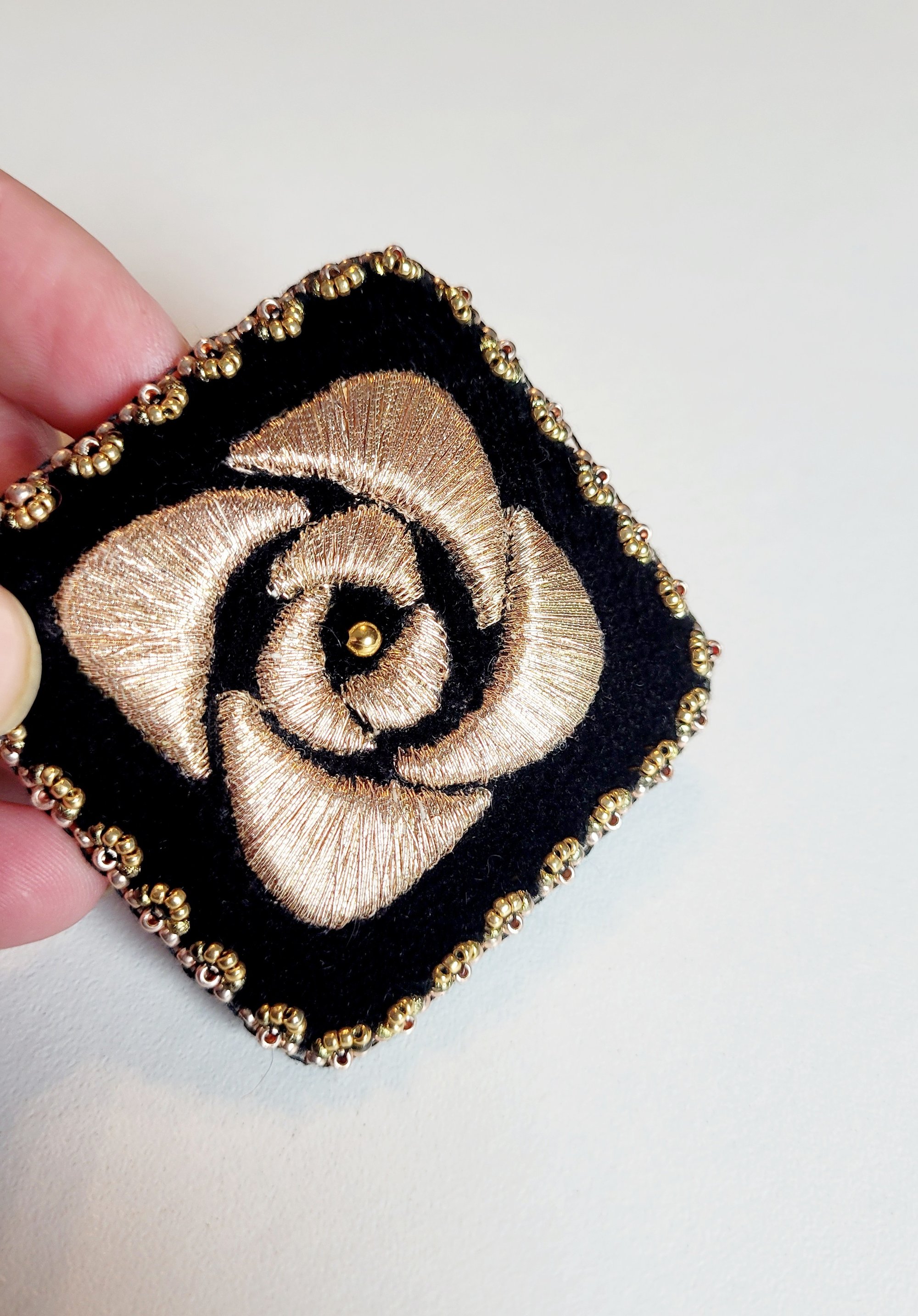 Broche coeur Christian Lacroix - Bois de rose – Françoise Montague Broche coeur Christian Lacroix - Bois de rose – Françoise Montague